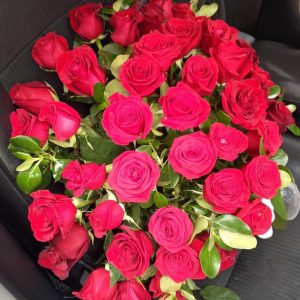 Canasta de 50 rosas